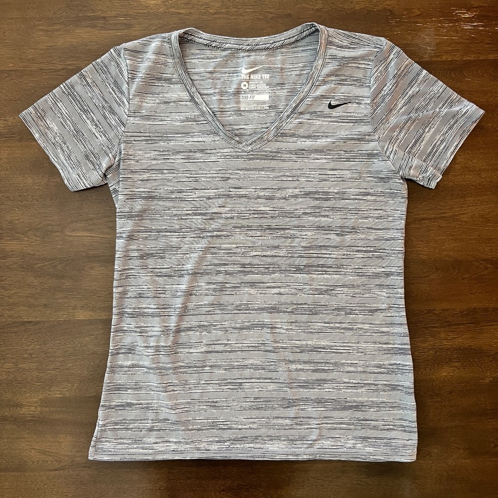 Women's The Nike Tee Dri-Fit Gray athletic Cut V-Neck Top size Medium